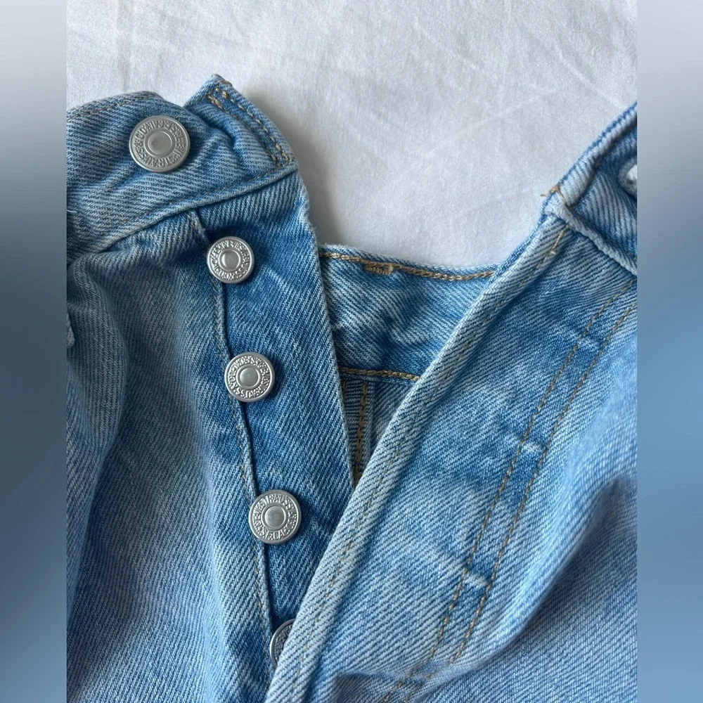 Levi 501 denim shorts light wash - Picture 4 of 5